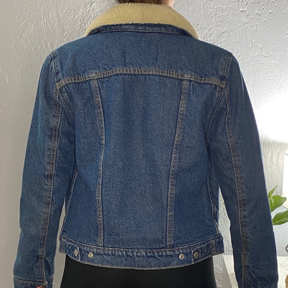 Levi’s Denim Jacket w/ Sherpa Lining - Picture 3 of 4
